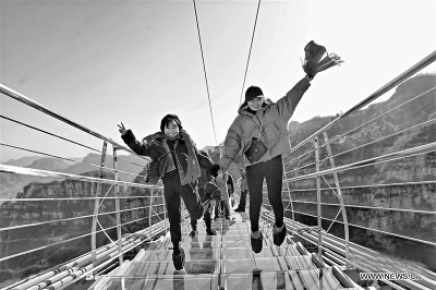 河北建成世界最长悬跨式玻璃桥 -中国网地产