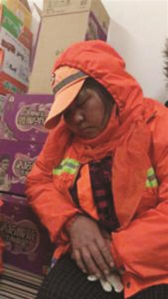太累！保洁员扫雪后“秒睡” 被赞“最美睡姿”-中国网地产