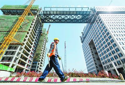 高层建筑大跨度 钢结构连廊提升至73.6米-中国网地产