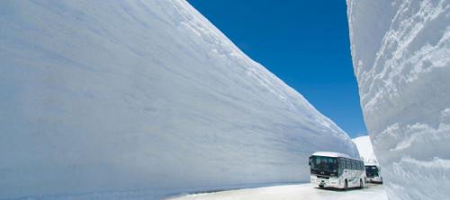 日本雪谷开山迎客 17米高雪墙让游人叹为观止-中国网地产