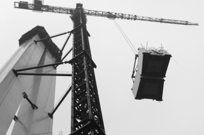 五桥南塔上横梁吊装完成-中国网地产