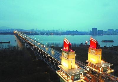 长江大桥阔别两年的299根玉兰灯点亮-中国网地产