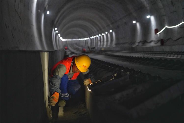 京张高铁清华园隧道具备铺轨条件-中国网地产