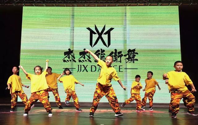 舞姿诠释公益 行动传播大爱-中国网地产