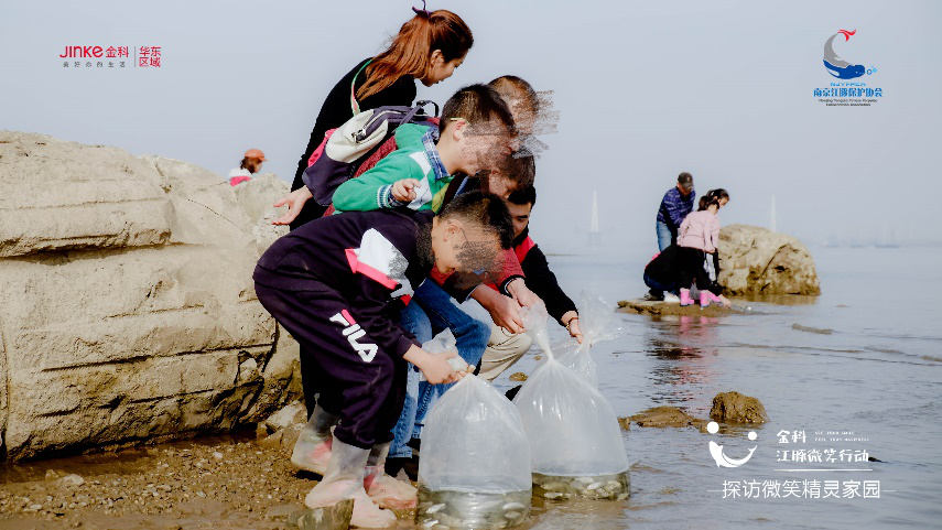 孩子和江豚 冬日里的美好邂逅-中国网地产