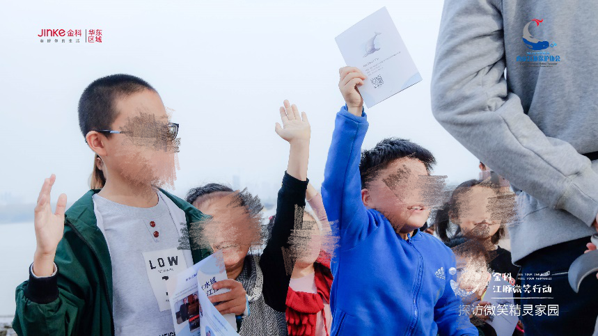 孩子和江豚 冬日里的美好邂逅-中国网地产