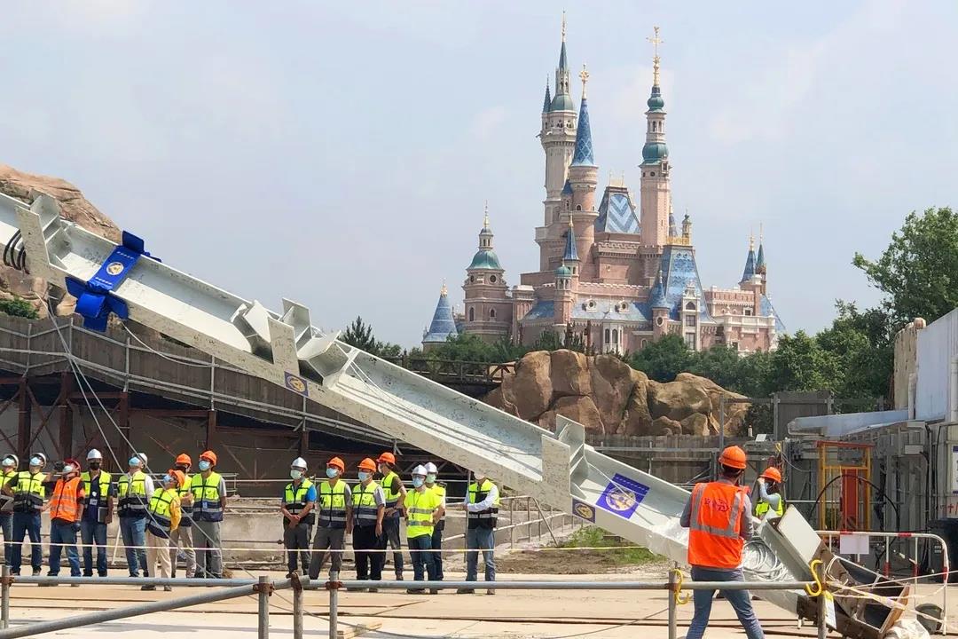 上海迪士尼疯狂动物城园区首根钢结构柱安装完成-中国网地产