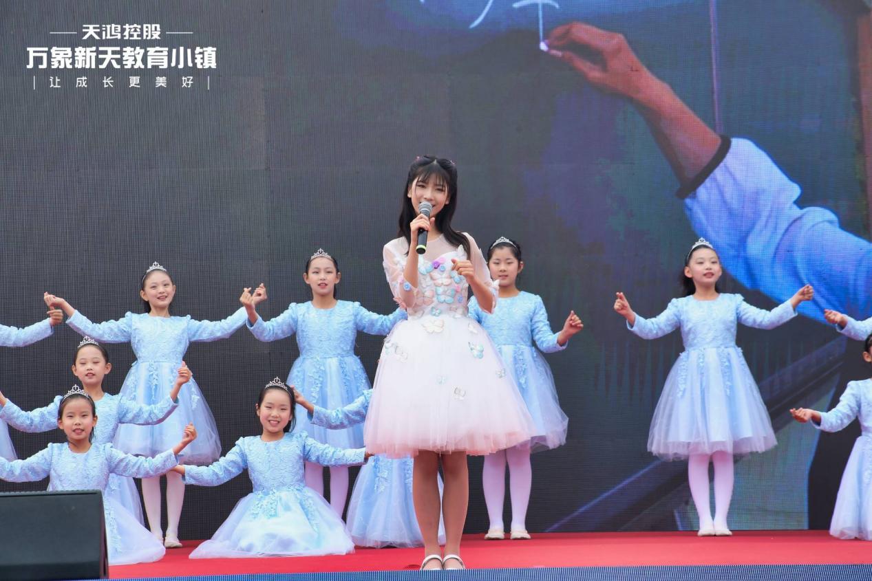 《你笑起来真好看》原唱李昕融与5000师生同唱一首歌 万象新天学校原创MV正式发布-中国网地产