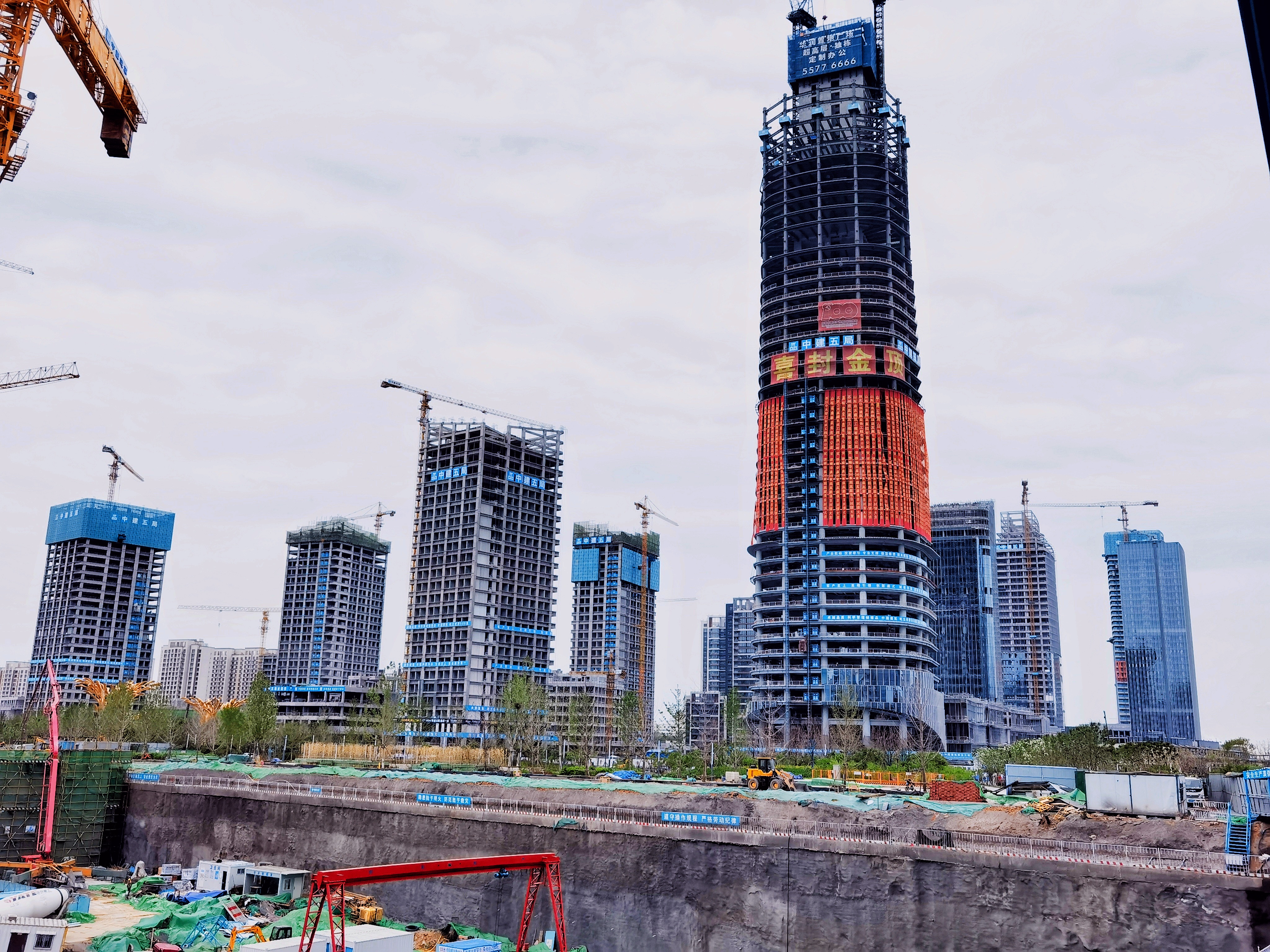 华润置地广场地标塔楼“泉”今日封顶 成为CBD“五指山”中首座封顶的超高层-中国网地产