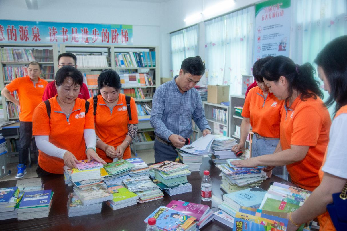 金辉林宇：爱心助力儿童教育 捐书助教点亮未来-中国网地产